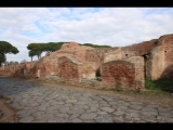 01488 ostia - regio ii - insula vi - casa del soffitto dipinto (ii,vi,5-6) - via della corporazzioni - laeden 1 bis 3 von norden - 12-2018.jpg